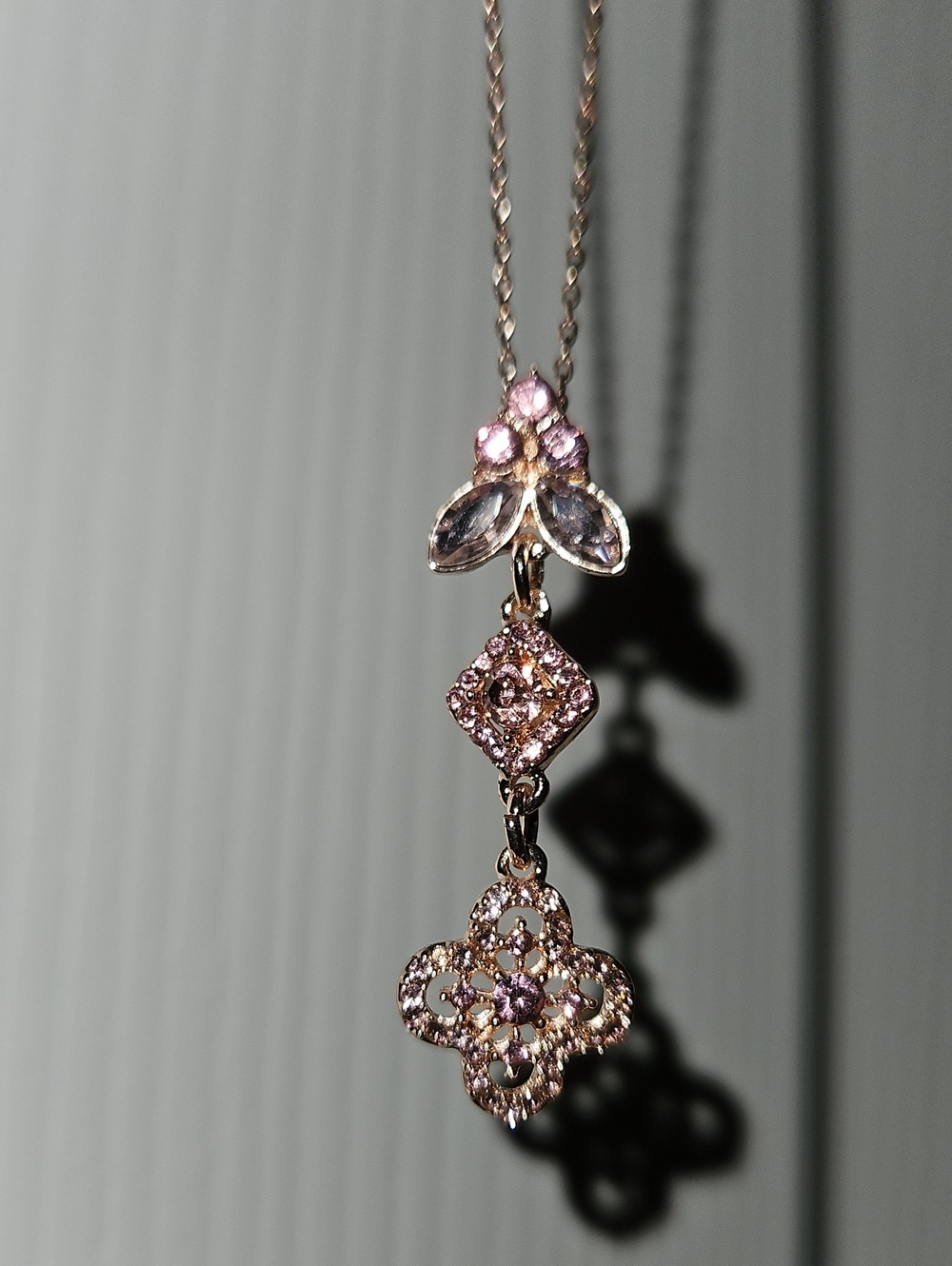 Hypo Allergetic Rhinestone Necklace in Rose Gold Colored Mount - Feminine